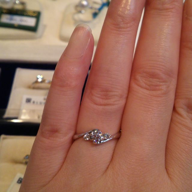 【ブルーリバー(BLUERIVER)の口コミ】 婚約指輪にあまり高い費用をかけられないため、石の大きさにはこだわらず…