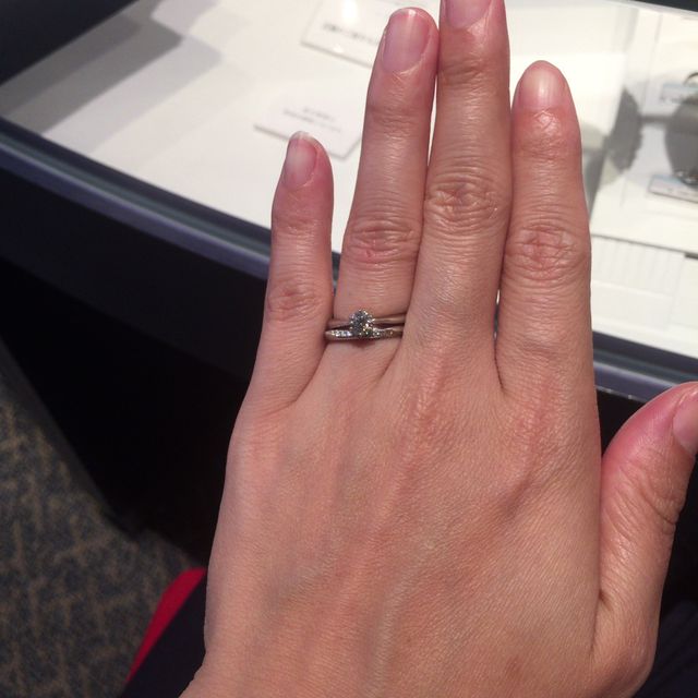【銀座ダイヤモンドシライシの口コミ】 婚約指輪をこちらのお店で購入しましたが、
結婚指輪もセットリングとして…