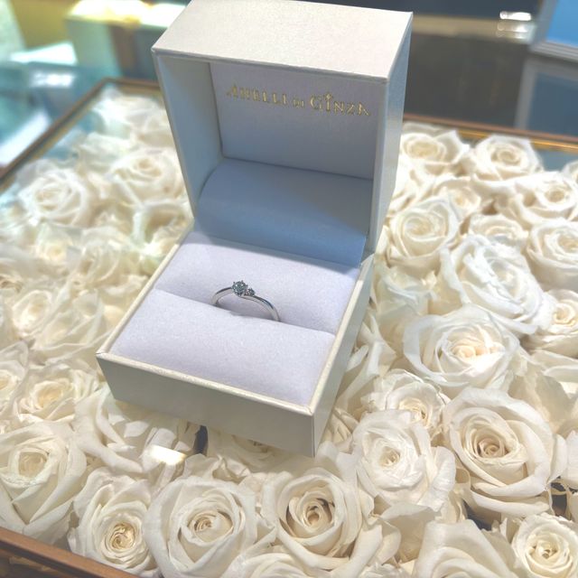【アネリディギンザ(ANELLI DI GINZA)の口コミ】 ダイヤモンドの横に小さなブルーダイヤが付いており、実際に指にはめると…