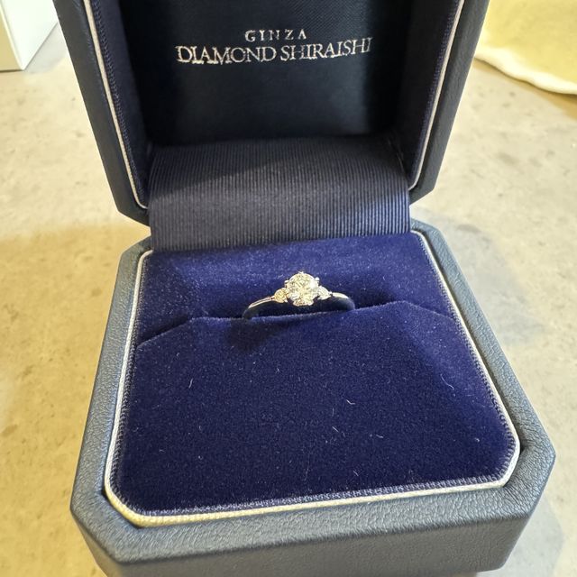 【銀座ダイヤモンドシライシの口コミ】 指輪の形がV字となっており、つけた時に指が細く見える効果があります。
…
