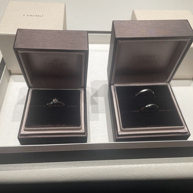 【アイプリモ(I-PRIMO)の口コミ】 指が長く見えるのが素敵なポイントです。結婚指輪は両方ともウェーブが掛…