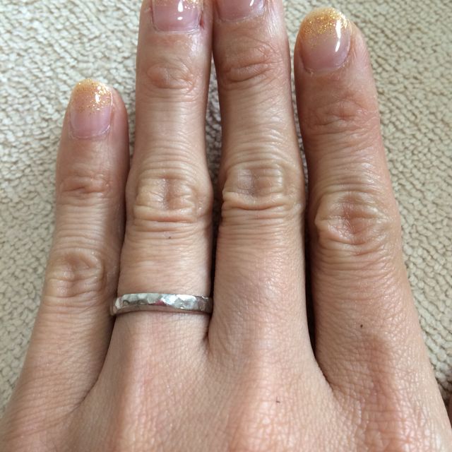 【MIORING(ミオリング)の口コミ】 毎日つける指輪なので、飽きがなく自然に馴染むもので、主人がつけても違…