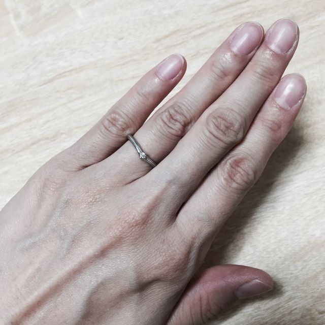 【ケイウノ ブライダル(K.UNO BRIDAL)の口コミ】 一周ミル打ちがほどこされており、小さな粒の様なプラチナが煌めいて見え…