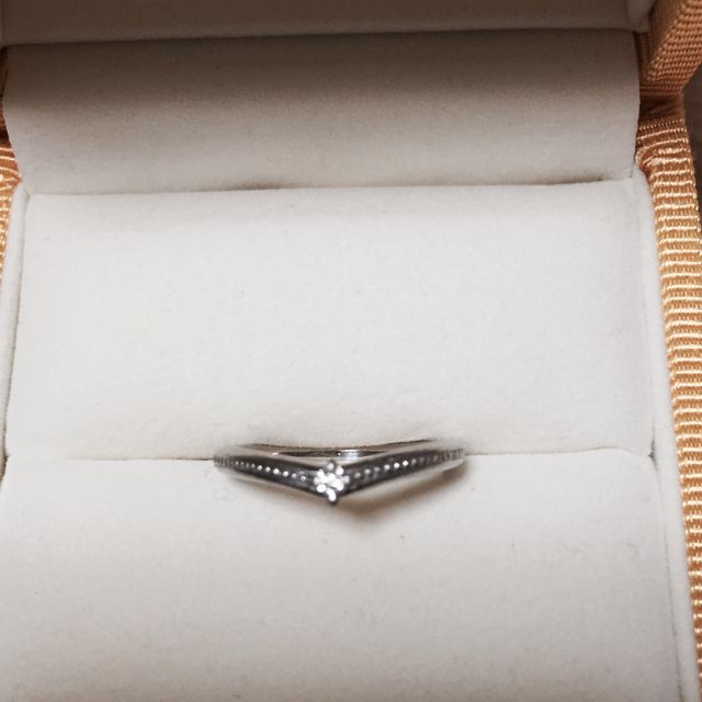 【ケイウノ ブライダル(K.UNO BRIDAL)の口コミ】 一周ミル打ちがほどこされており、小さな粒の様なプラチナが煌めいて見え…