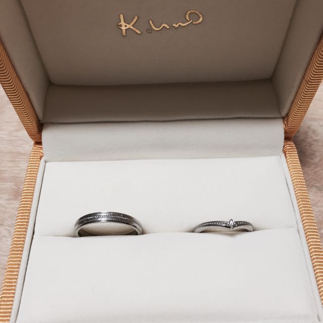 【ケイウノ ブライダル(K.UNO BRIDAL)の口コミ】 一周ミル打ちがほどこされており、小さな粒の様なプラチナが煌めいて見え…