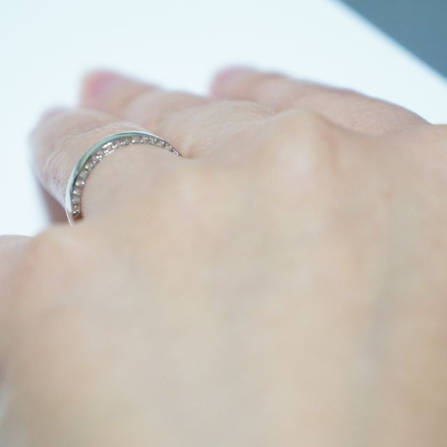 【ギンザタナカブライダル(GINZA TANAKA BRIDAL)の口コミ】 一見シンプルなデザインですが、角度を変えて側面を見るとダイヤがびっし…