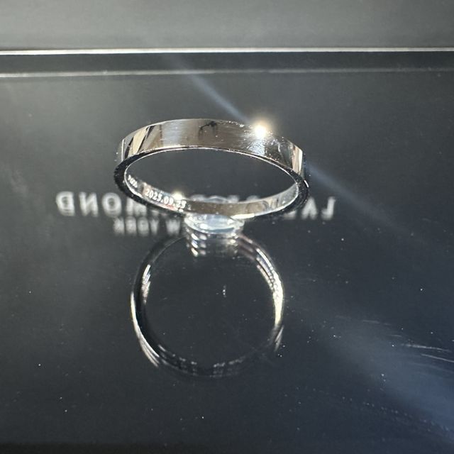 【ラザール ダイヤモンド(LAZARE DIAMOND)の口コミ】 シンプルで、重量感のある鍛造技術を使用した指輪。
R面は角ばっており、…