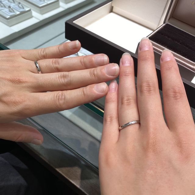 【アイプリモ(I-PRIMO)の口コミ】 手の形に合った指輪を選びました。
ウェーブでとても可愛いです。
男と女…