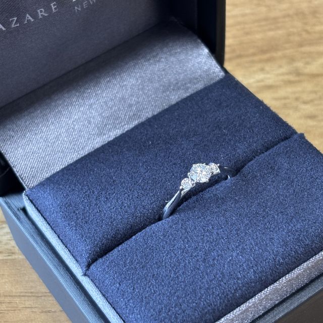 【ラザール ダイヤモンド(LAZARE DIAMOND)の口コミ】 メインの大きなダイヤモンドの隣にも小さいダイヤが２つ付いていらデザイ…