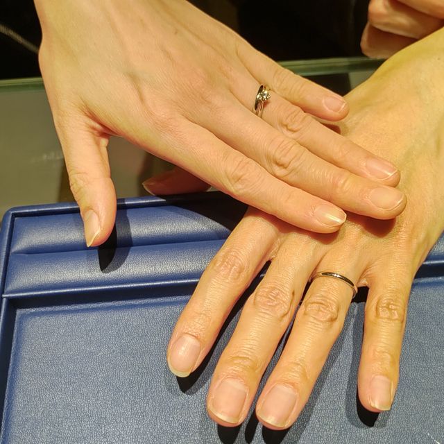 【銀座ダイヤモンドシライシの口コミ】 デザインがシンプルで洗練されており飽きがこないものを選びました。毎日…