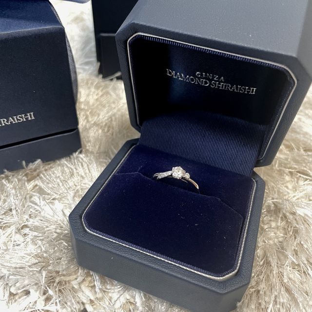 【銀座ダイヤモンドシライシの口コミ】 左右アシンメトリーのデザインで、見る人によって印象が変わるところがお…