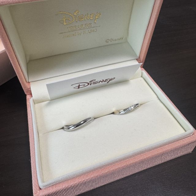 【ケイウノ ブライダル(K.UNO BRIDAL)の口コミ】 ①内側に2人だけのディズニーデザインの刻印を入れられました！
②デザイン…