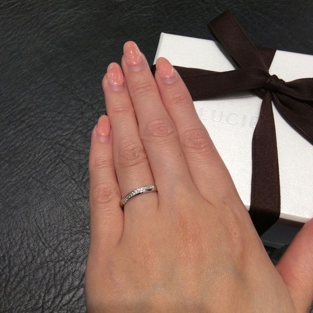 【LUCIE(ルシエ)の口コミ】 婚約指輪と同じブランドで選びました。手が大きく、指輪がこじんまりして…