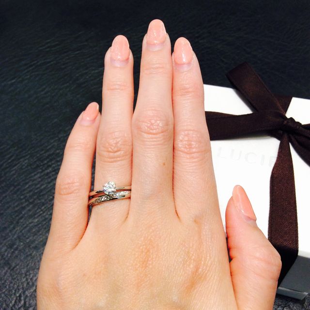 【LUCIE(ルシエ)の口コミ】 婚約指輪と同じブランドで選びました。手が大きく、指輪がこじんまりして…