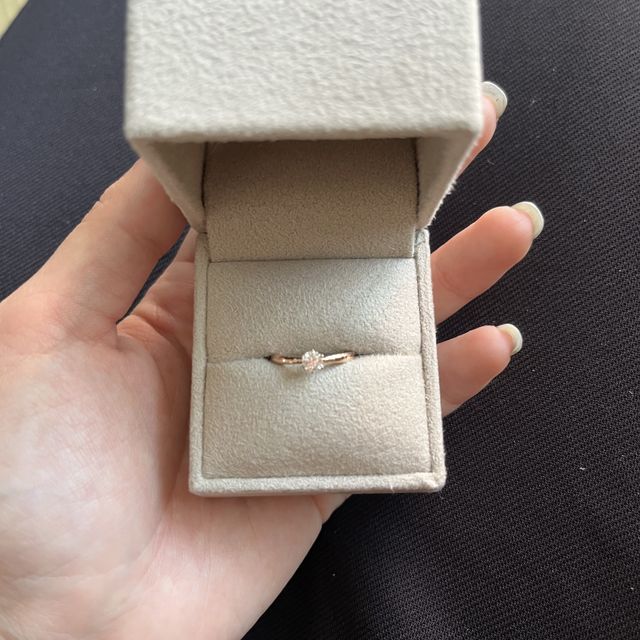 【mina.jewelry(ミナジュエリー)の口コミ】 ダイヤのカットが綺麗で、ダイヤ部分にむけた絞りが気に入りました。婚約…