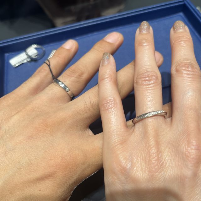 【エクセルコダイヤモンド(EXELCO DIAMOND)の口コミ】 新婦の方は、ダイヤモンドが幅広く入っていて指が綺麗に見えます。関節が…