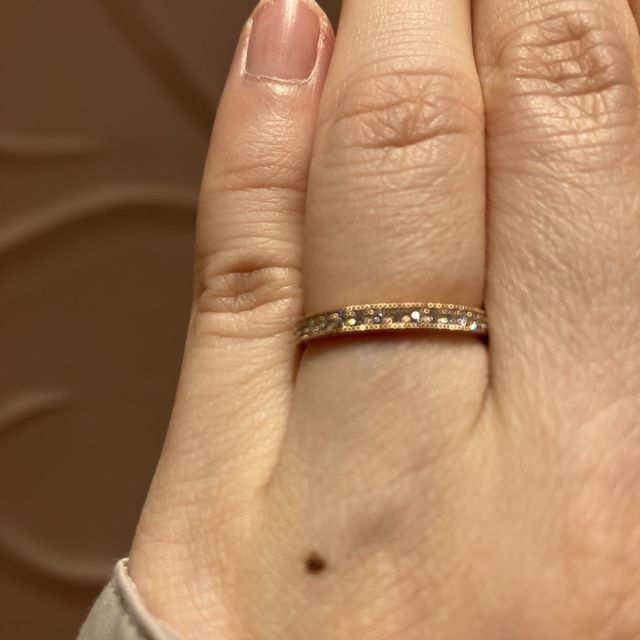 【ケイウノ ブライダル(K.UNO BRIDAL)の口コミ】 ハーフエタニティのデザイン。とてもキラキラしていて可愛いです。
両端は…