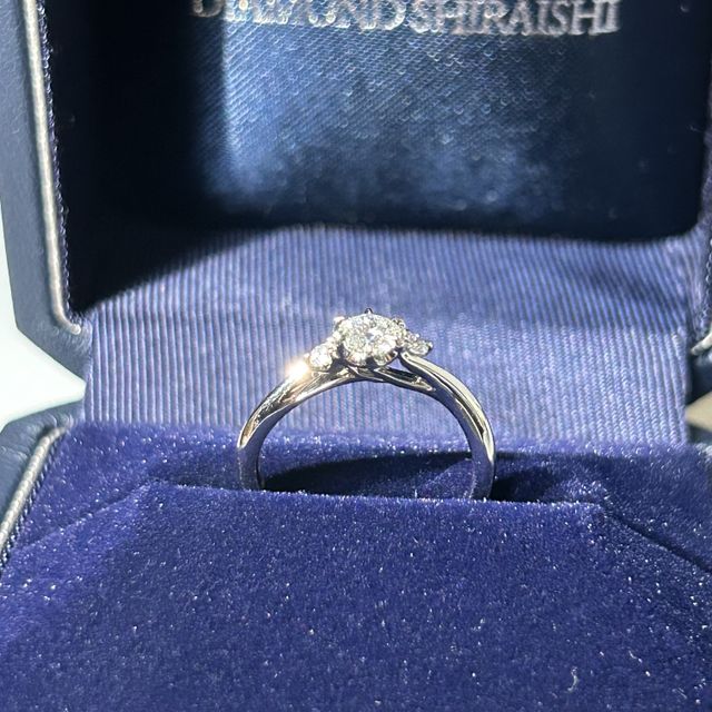 【銀座ダイヤモンドシライシの口コミ】 横から見た時もお花を連想するデザインでとても気に入りました。少しカー…