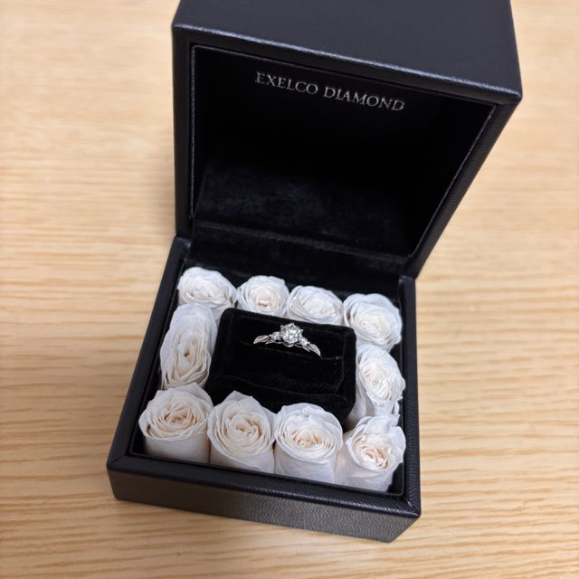 【エクセルコダイヤモンド(EXELCO DIAMOND)の口コミ】 価格は50万程度で、サイドに同じダイヤが埋め込まれてるのがとてもかわい…