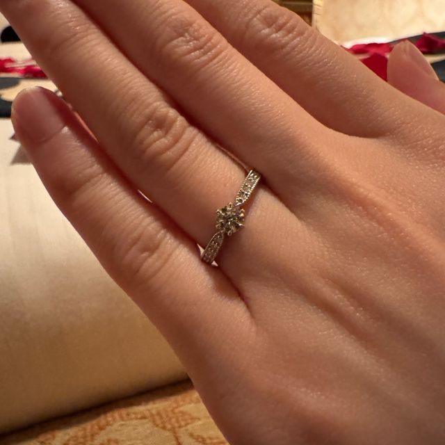 【アイプリモ(I-PRIMO)の口コミ】 価格は不明ですが真ん中のダイヤの横に小さいダイヤが周りについていてキ…