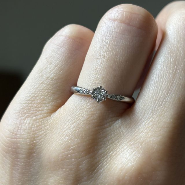 【Cayof(カヨフ)の口コミ】 結婚指輪は鎚目と飾りなしを半分半分にしてもらい、洋服に合わせて向きを…