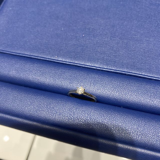 【銀座ダイヤモンドシライシの口コミ】 彼にダイヤモンドでプロポーズして頂き、一緒に 婚約指輪の台座(リング部…