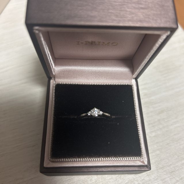【アイプリモ(I-PRIMO)の口コミ】 真ん中のダイヤの両隣にダイヤがあり、シンプルなデザインだけど華やかさ…