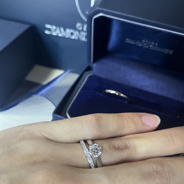 【銀座ダイヤモンドシライシの口コミ】 婚約指輪を受け取って手元にあった為、重ね付けしてより輝きを引き立たせ…
