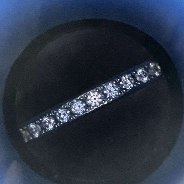 【銀座ダイヤモンドシライシの口コミ】 婚約指輪を受け取って手元にあった為、重ね付けしてより輝きを引き立たせ…