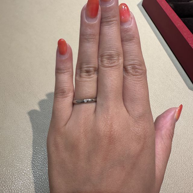 【カルティエ(Cartier)の口コミ】 指輪を探し始めた時に、初めに気になっていたリングでした。ゆるやかなカ…