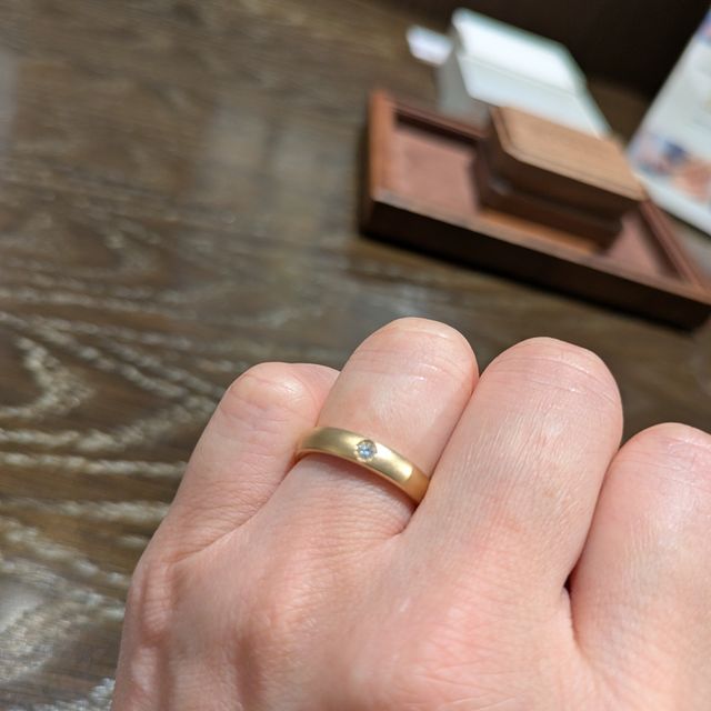 【TANZO.(鍛造指輪)の口コミ】 表面加工が様々な種類があり、粗めとピカピカにするので迷っていました。…