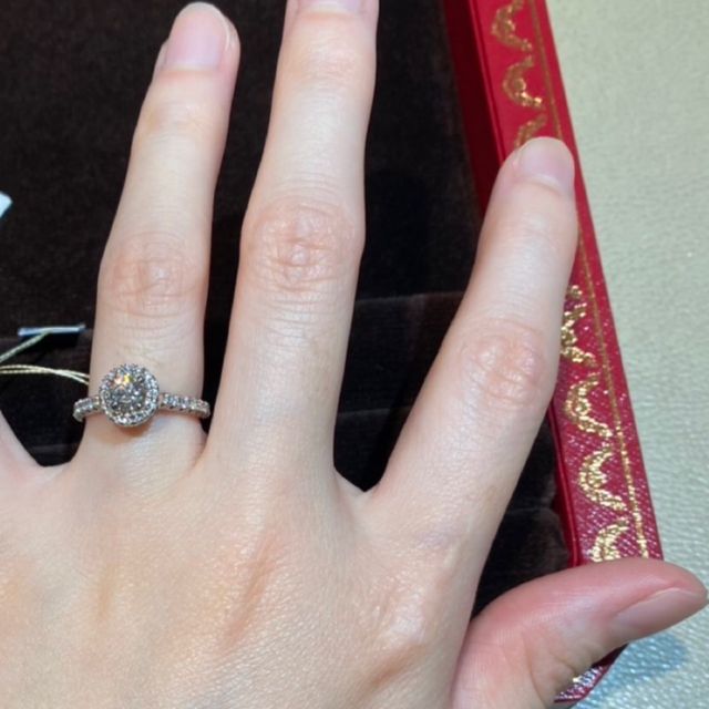【カルティエ(Cartier)の口コミ】 ダイヤの周りにダイヤがついているデザインがよく、カルティエの場合はデ…