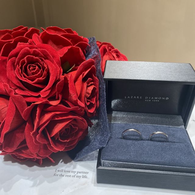 【ラザール ダイヤモンド(LAZARE DIAMOND)の口コミ】 シンプルでストレートのデザインですか、女性の方には小さめのダイヤが正…