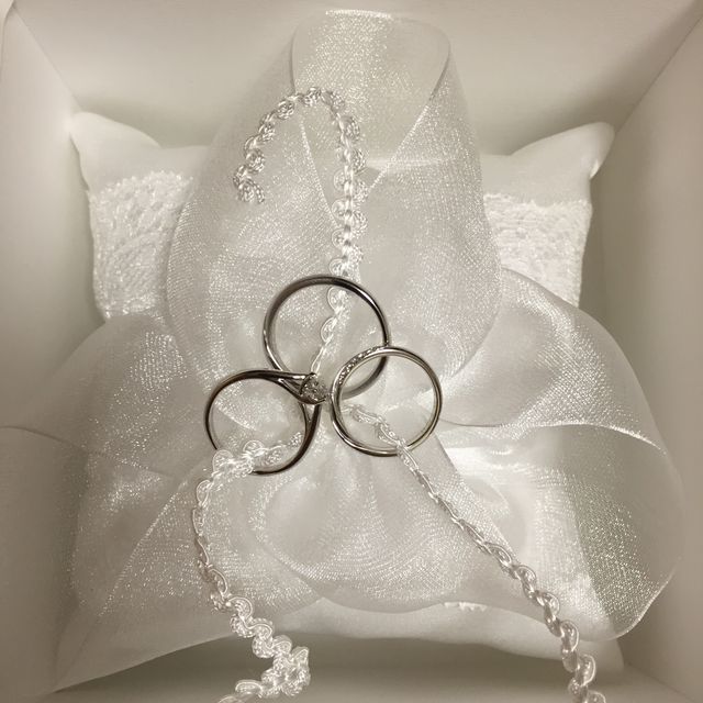 【銀座ダイヤモンドシライシの口コミ】 婚約指輪がダイヤモンドシライシさんのものだったので、結婚指輪も見にい…