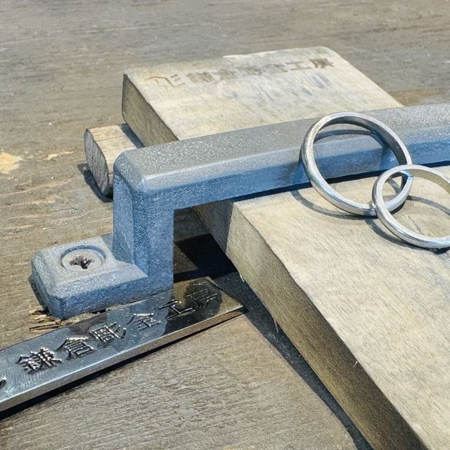 【鎌倉彫金工房の口コミ】 素材、色、形、装飾、仕上げ、刻印など、サンプルを見ながらじっくり選ん…