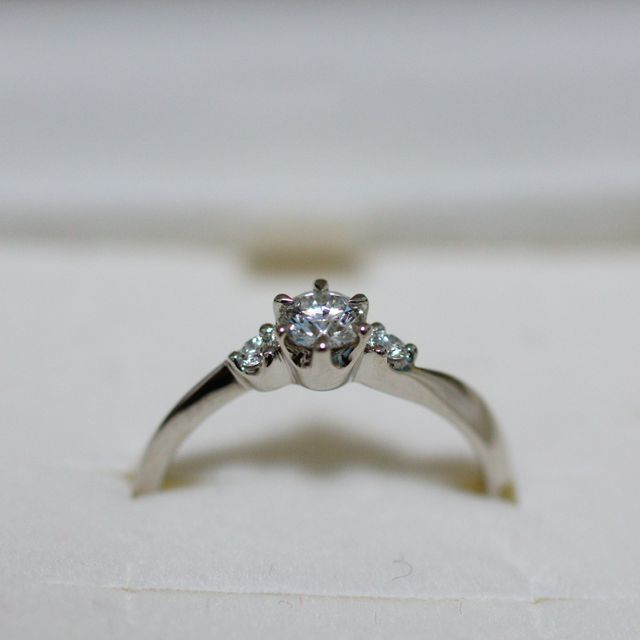 【4℃ BRIDAL(ヨンドシーブライダル)の口コミ】 結婚指輪と重ね付けをしたかったので、小ぶりのデザインにしました。
両端…