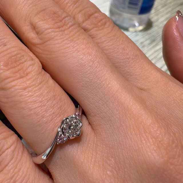 【TRECENTI(トレセンテ)の口コミ】 希少価値の高いピンクダイヤモンドを使用している点と、お花の個性的なか…