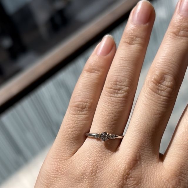 【JKPLANET(JKプラネット)の口コミ】 色々とつけてみて、ときめいたのが、真ん中にダイヤを置いて、それを小さ…