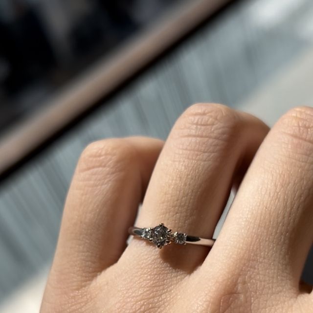 【JKPLANET(JKプラネット)の口コミ】 色々とつけてみて、ときめいたのが、真ん中にダイヤを置いて、それを小さ…