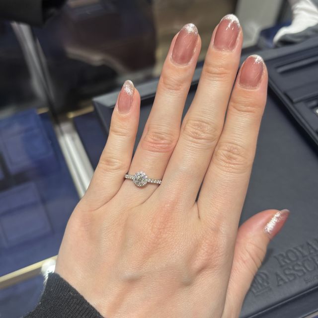 【ROYAL ASSCHER(ロイヤル・アッシャー)の口コミ】 他ブランドで見たセンターダイヤに取り巻きのあるこのデザインに惚れたた…
