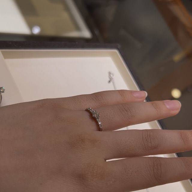 【CHARMY(チャーミー)の口コミ】 まずはメレデザインであること。
よくある3つのダイヤではなく、より多く…