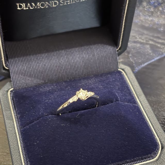 【銀座ダイヤモンドシライシの口コミ】 ウェーブデザインで小さなダイヤが中央に散りばめられているのでとにかく…