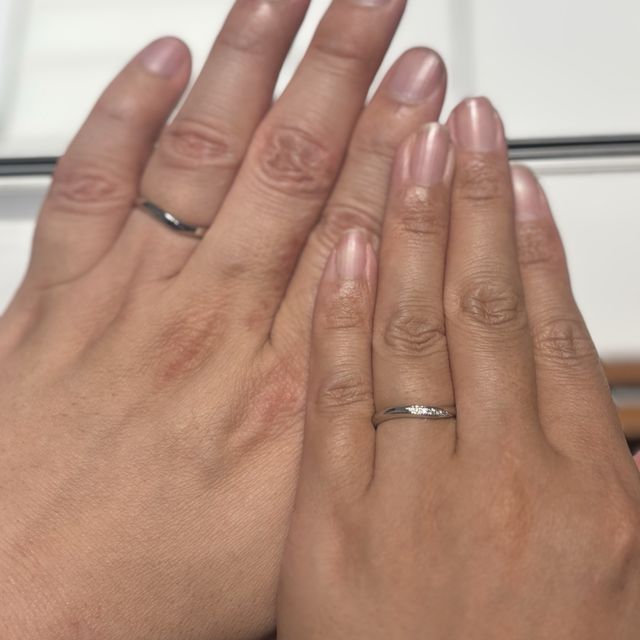 【銀座ダイヤモンドシライシの口コミ】 緩やかなウェーブのデザインが指がすらっと見えるデザインだと思います。
…