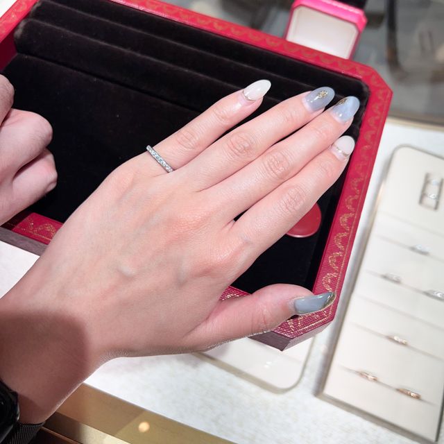 【カルティエ(Cartier)の口コミ】 繊細なダイヤの輝きが美しかったので試着させて頂きました。シンプルの中…