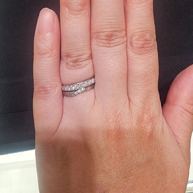 【銀座ダイヤモンドシライシの口コミ】 今まで着けていた結婚指輪に重ねづけできるものを探してました。半周ダイ…