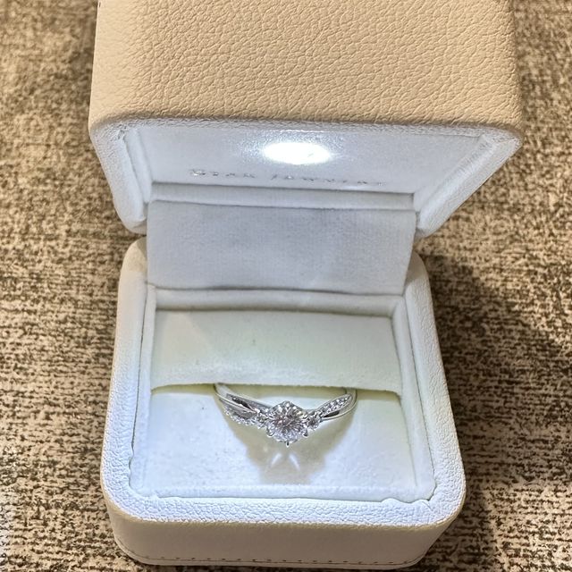 【STAR JEWELRY(スタージュエリー)の口コミ】 真ん中に輝くダイヤと、斜めのライン上に小さなダイヤが配置されている構…