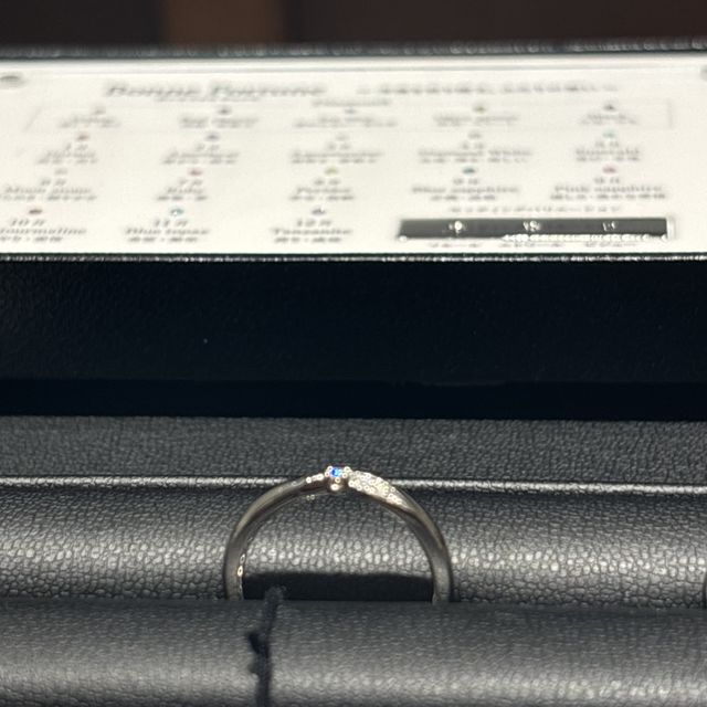 【エクセルコダイヤモンド(EXELCO DIAMOND)の口コミ】 真ん中のダイヤが爪留めなので横から見ると綺麗で可愛い。エタニティに憧…