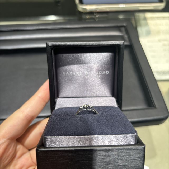 【ラザール ダイヤモンド(LAZARE DIAMOND)の口コミ】 ダイヤを留めるサイドの爪がとても細くなっている分、ダイヤモンドが側面…