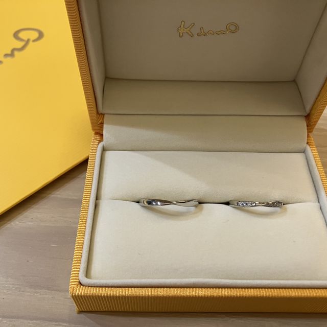 【ケイウノ ブライダル(K.UNO BRIDAL)の口コミ】 ①シンプルかつ美しいラインの柔らかいリボンデザインであるところ②営業と…