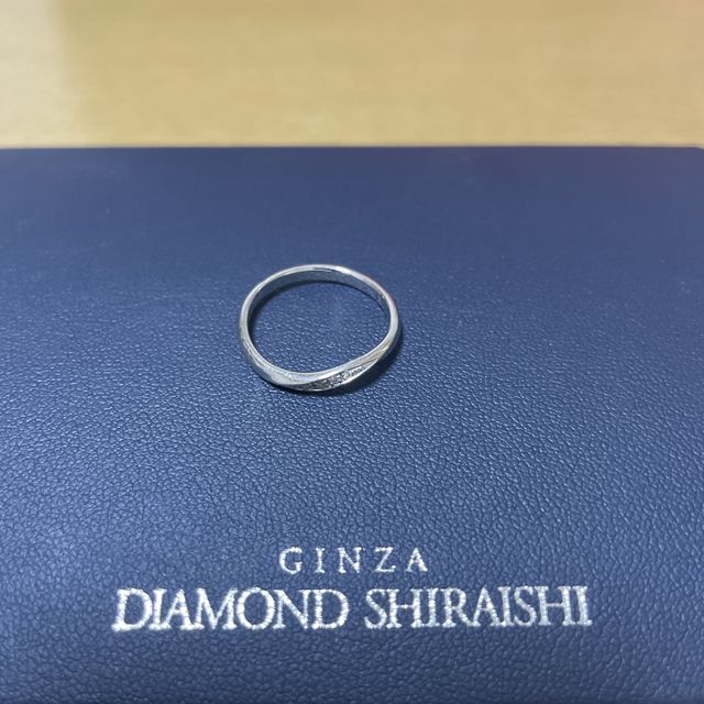 【銀座ダイヤモンドシライシの口コミ】 斜めのダイヤのデザインが指を
綺麗に魅せてくれる気がしました。
指が細…